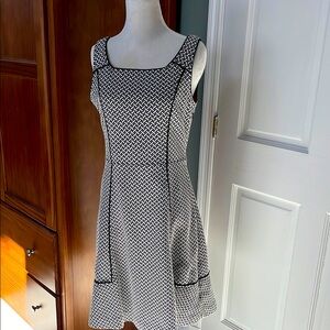 Lands’ End Black and White basket weave Patterned flare Dress - size 8
